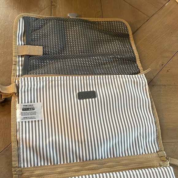 Skip HOP Baby changing pad with  diaper and wipes holder. Has clip to attach to - Picture 3 of 4